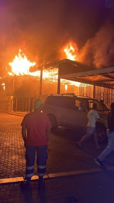 فجرٌ مشتعل في طرابلس... حريق ضخم داخل باحة مسجد التقوى (صور)