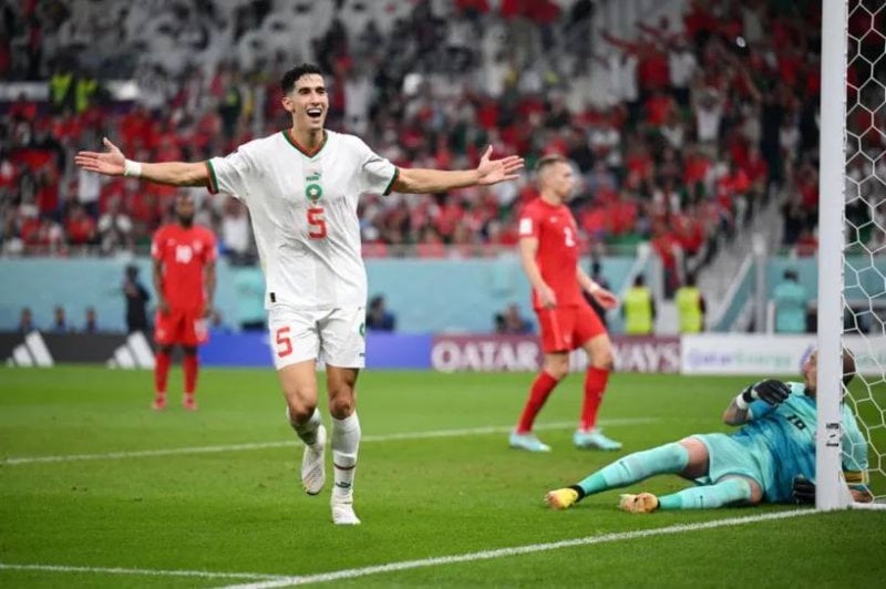 هجوم مفاجئ على نجم المغرب داخل المطار... والأمن يتدخّل!