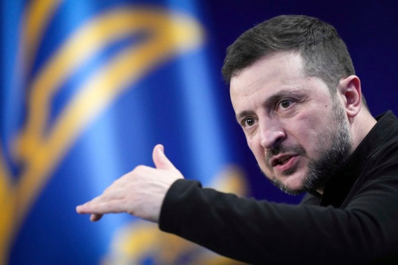 زيلينسكي يفاجئ كييف بدعوة لوقف إطلاق النار جواً