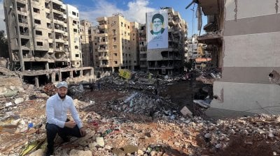 بالصور والفيديو: إسرائيلي يزور مكان استشهاد نصرالله في الضاحية