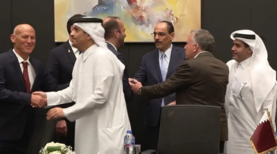 رئيس وزراء قطر يصافح الجنرال المبتسم… صور نادرة من شرم الشيخ

