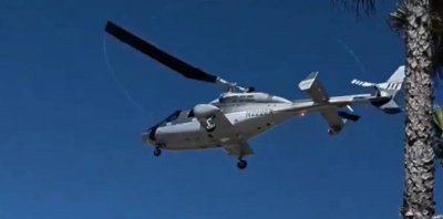 فيديو صادم… لحظة سقوط مروحية قرب شاطئ كاليفورنيا