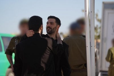 الجيش الإسرائيلي ينشر مشاهد لحظة وصول المختطفين العائدين 