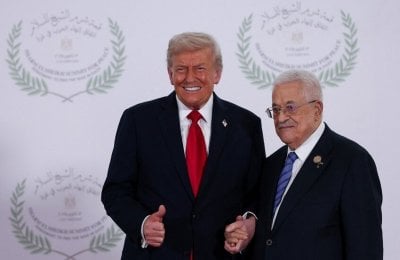 مشهد لافت في شرم الشيخ… ماكرون يرافق عباس وترامب يستقبله بحرارة (فيديو)