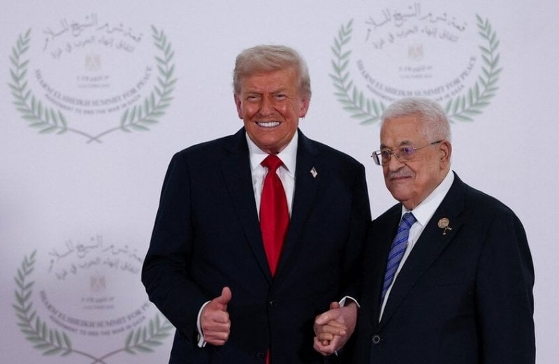 مشهد لافت في شرم الشيخ… ماكرون يرافق عباس وترامب يستقبله بحرارة (فيديو)