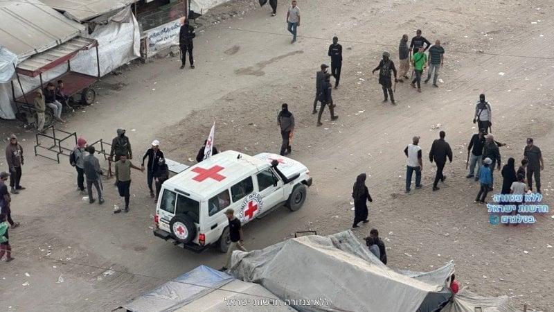 حافلات الصليب الأحمر تتجه لاستلام الأسرى الفلسطينيين (فيديو)