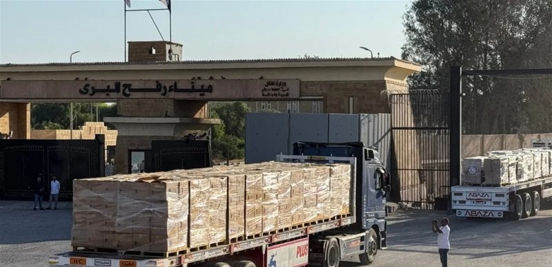 صباح إنساني استثنائي… أول دفعة مساعدات ضخمة تعبر من رفح إلى غزة