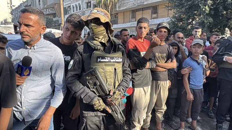 "رسالة بالقوة"... حماس تنشر مقاتليها علناً بالتزامن مع تسليم الرهائن (صورة)