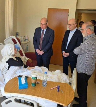  تضامن ودعاء للشهداء... الوزيران الحجار وحيدر يزوران الجريحة أماني شرارة في الجامعة الأميركية