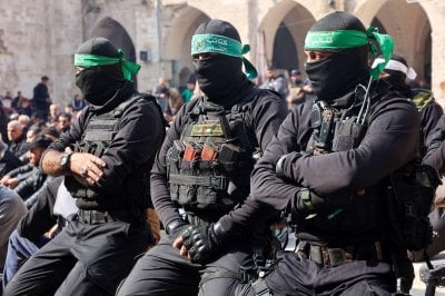 خطوة غير مسبوقة... ما الذي دفع حماس إلى السماح للرهائن بالتحدث مع عائلاتهم؟
