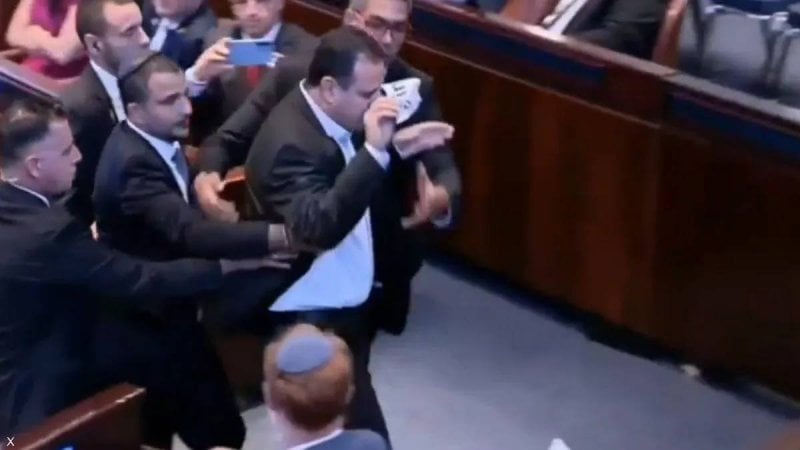 طرد نائب من القاعة… لافتة "اعترفوا بفلسطين" تُفاجئ ترامب داخل الكنيست! (فيديو)