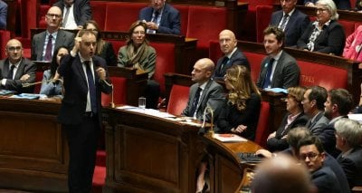 تحت ضغط المعارضة… باريس تجمّد إصلاح التقاعد قبل التصويت على الثقة