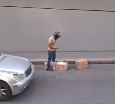 مقطع فيديو يُثير تفاعلًا... عملية سلب غريبة على سليم سلام! 


