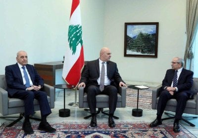إجتماع رئاسي ثلاثي قريباً… هل يسلك لبنان مسار التسويات في المنطقة؟
