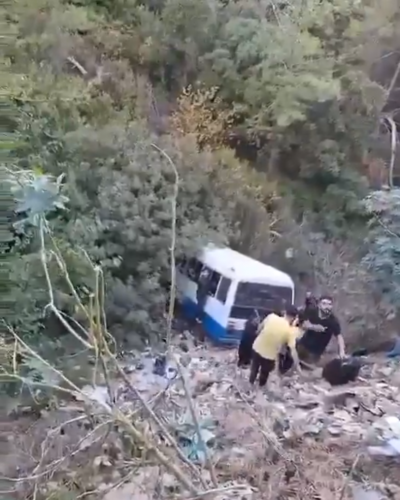 حادث سير خطير في بشامون… حافلة مدرسية تنقلب وعلى متنها تلامذة (فيديو)
