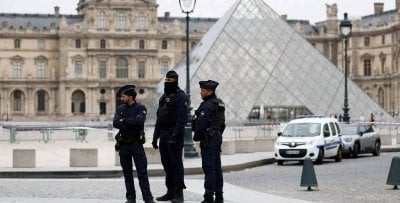 بالفيديو: لحظة سرقة المجوهرات من متحف 