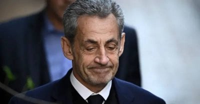  بالصراخ والإهانات... هكذا قضى ساركوزي أول ليلة في سجن 