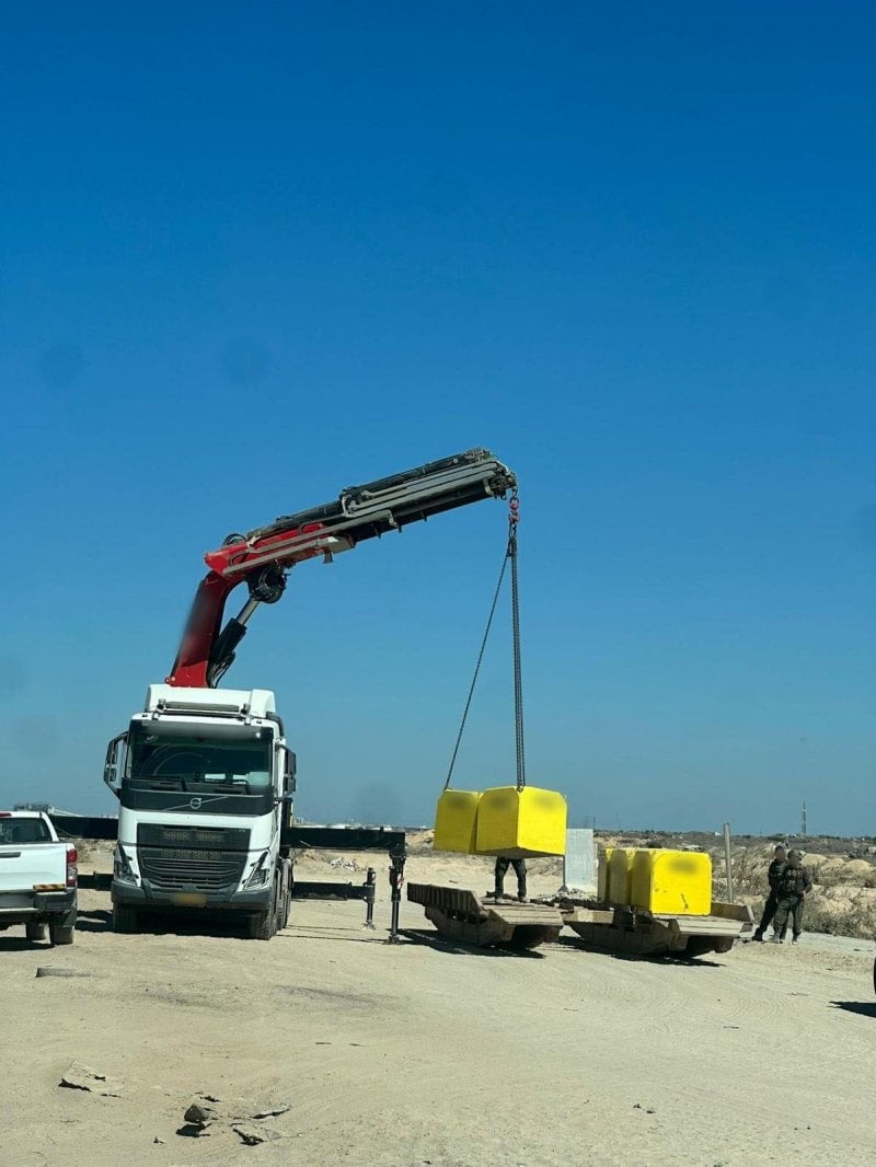 باطون وأعمدة بارتفاع 3.5 أمتار… الجيش الإسرائيلي يرسم خطًا ميدانيًا جديدًا في القطاع (فيديو)