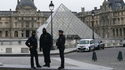 سرقة القرن في باريس... مديرة متحف اللوفر تُقرّ بخلل أمني فادح
