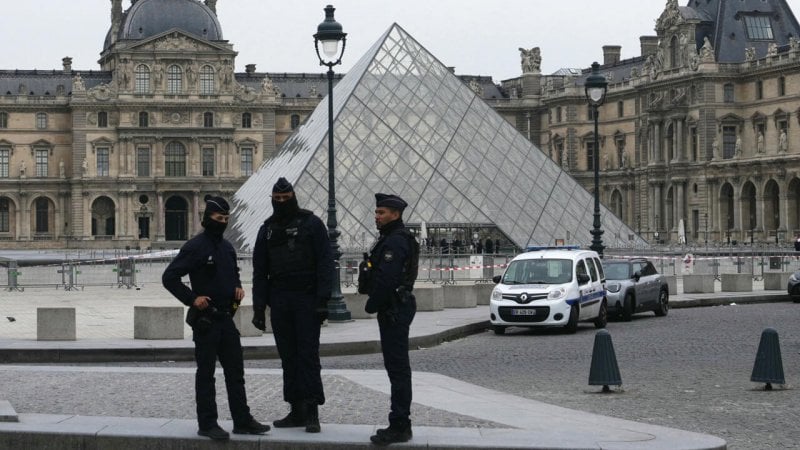 سرقة القرن في باريس... مديرة متحف اللوفر تُقرّ بخلل أمني فادح