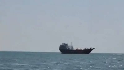 على متنها أسلحة إيرانية... ضبط سفينة متجهة إلى الحوثيين (فيديو)