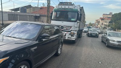 حادث سير بين شاحنة و3 سيارات على طريق الكحالة