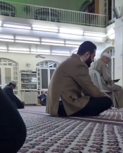 بالفيديو: الرئيس السوري يجلس بين المصلين في صلاة الفجر