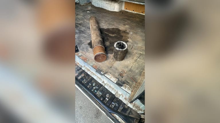 صاروخ داخل سيارة في البوشرية... و"الأمن" يتحرّك! (صور) صاروخ داخل سيارة في البوشرية... و"الأمن" يتحرّك! (صور)
