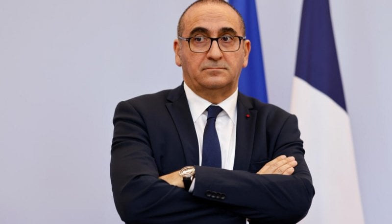 وزير الداخلية الفرنسي يثير الجدل بأرقام متناقضة حول المهاجرين غير الشرعيين وزير الداخلية الفرنسي يثير الجدل بأرقام متناقضة حول المهاجرين غير الشرعيين