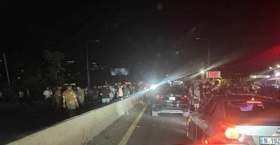 احتجاجاً على قرار قضائي... قطع أوتوستراد الدامور – بيروت