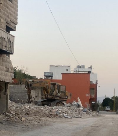 الخيام تهتز بصاروخين... بالصور: استهداف إسرائيلي لحفّارة قرب منزل