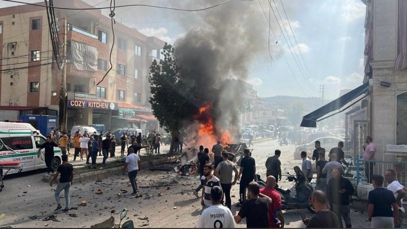 الجنوب يشتعل مجدداً... بالفيديو: غارة إسرائيلية تستهدف سيارة قرب تول الجنوب يشتعل مجدداً... بالفيديو: غارة إسرائيلية تستهدف سيارة قرب تول