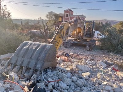 أثناء عملها في إزالة الركام... إسرائيل تستهدف حفارة في بليدا (صور)