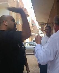 صفع المسنّ أمام ابنته... فيديو يثير الغضب في مصر! صفع المسنّ أمام ابنته... فيديو يثير الغضب في مصر!