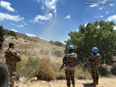 بحضور "الجيش" و"اليونيفيل"... الجيش الإسرائيلي يلقي قنابل بإتجاه الأهالي في مارون الراس