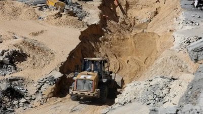  للبحث عن جثث... تل أبيب تسمح بإدخال معدات مصرية إضافية إلى غزة