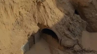 بالفيديو: لحظة انتشال رفات أسير إسرائيلي من نفق في خان يونس