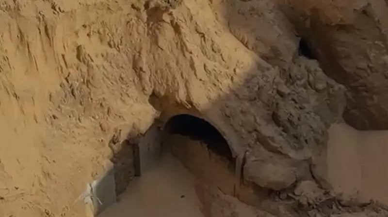 بالفيديو: لحظة انتشال رفات أسير إسرائيلي من نفق في خان يونس بالفيديو: لحظة انتشال رفات أسير إسرائيلي من نفق في خان يونس