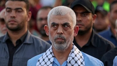 بين الركام... إسرائيل تنشر لقطات للسنوار قبل اغتياله (فيديو) بين الركام... إسرائيل تنشر لقطات للسنوار قبل اغتياله (فيديو)