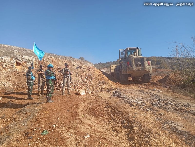 بالصور: الجيش يزيل ساترًا إسرائيليًا في مركبا