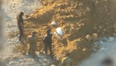 أدرعي ينشر مقطعاً يتّهم فيه حماس بـ“فبركة” مشاهد العثور على رفات (فيديو)
 أدرعي ينشر مقطعاً يتّهم فيه حماس بـ“فبركة” مشاهد العثور على رفات (فيديو)