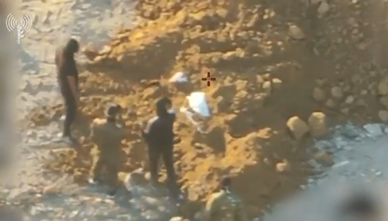 أدرعي ينشر مقطعاً يتّهم فيه حماس بـ“فبركة” مشاهد العثور على رفات (فيديو)
 أدرعي ينشر مقطعاً يتّهم فيه حماس بـ“فبركة” مشاهد العثور على رفات (فيديو)