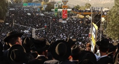 أزمة تهزّ حكومة نتنياهو... تظاهرات ضد التجنيد الإلزامي 