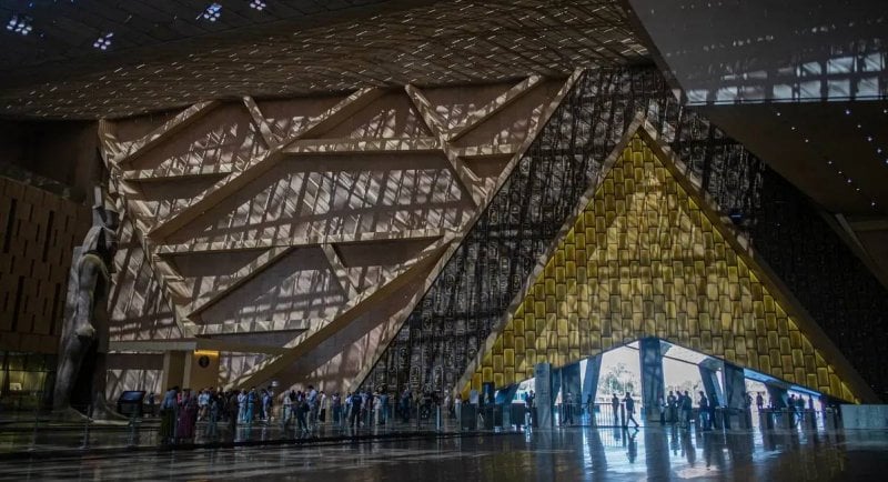 بين الحضارة والثقافة... المتحف المصري الكبير يفتح أبوابه للعالم 
 بين الحضارة والثقافة... المتحف المصري الكبير يفتح أبوابه للعالم