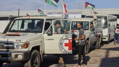 الصليب الأحمر يُسلّم إسرائيل رفات ثلاث جثامين
