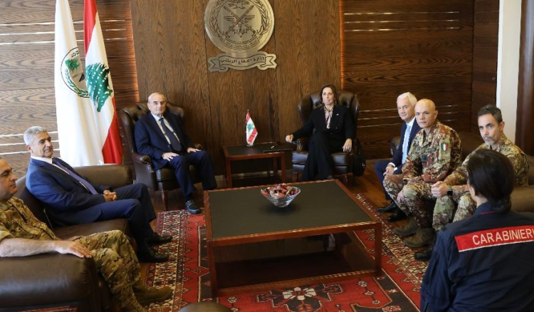 منسى يبحث مع نائبة وزير الدفاع الإيطالي سبل تعزيز التعاون العسكري منسى يبحث مع نائبة وزير الدفاع الإيطالي سبل تعزيز التعاون العسكري