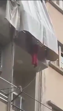 لحظات مأساوية في بيروت... بالفيديو: عاملة ترمي نفسها من شرفة مخدوميها