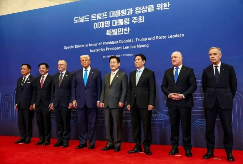 ترامب يقلّد رئيس وزراء الهند بطرافة ويصفه: "وسيم جداً لكنه قاتل!" (فيديو)