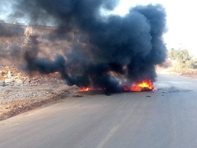 احتجاجًا على اغتيال الموظف البلدي... أهالي بليدا يقطعون الطريق العام (فيديو)