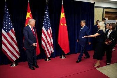 لقاء بعد ست سنوات... شي وترامب ينهيان محادثاتهما بصمتٍ لافت